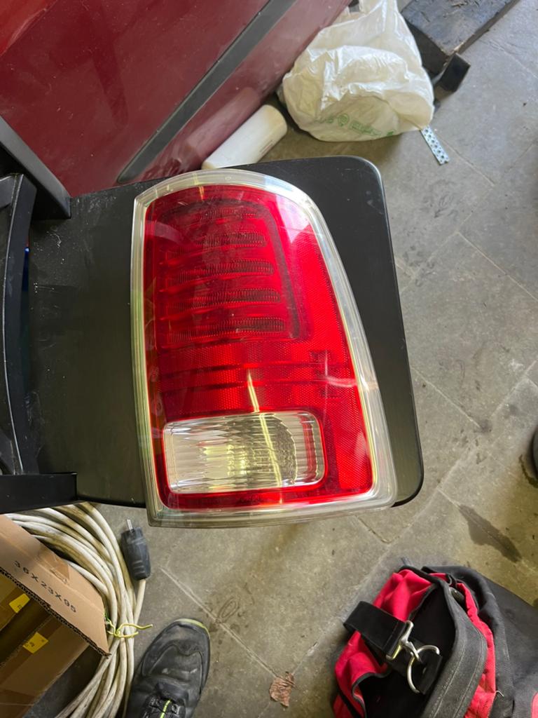 Feu arriere droit dodge ram, Autos : Pièces & Accessoires, Enlèvement, Dodge