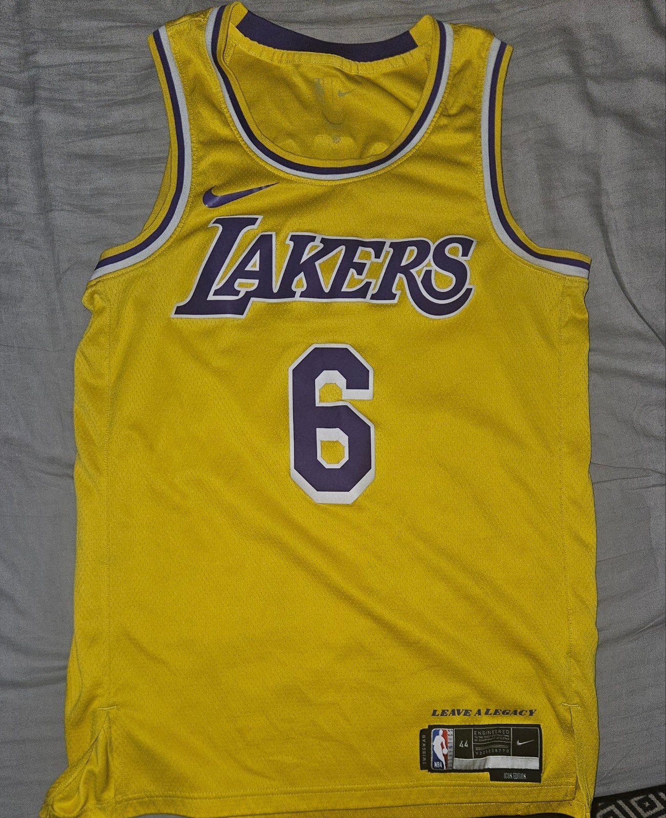 LeBron James #6 LA Lakers Nike Swingman Jersey Yellow–Size M, Sport en Fitness, Basketbal, Ophalen of Verzenden, Zo goed als nieuw