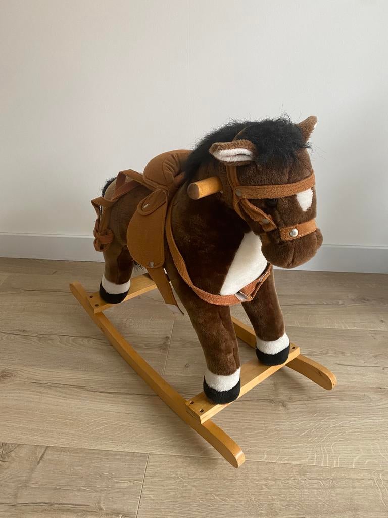 Hobbelpaard in bruin, Enlèvement, Utilisé