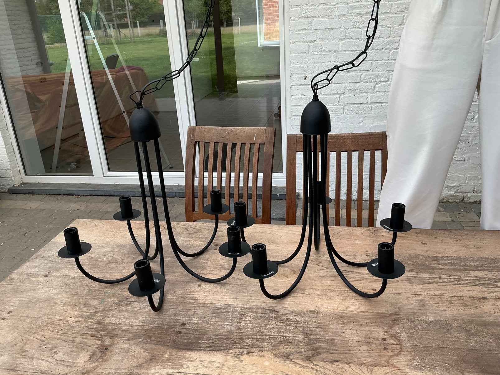 2 kroonluchters van zwart gelakt metaal, Huis en Inrichting, Lampen | Kroonluchters, Ophalen, Zo goed als nieuw, Metaal, Klassiek