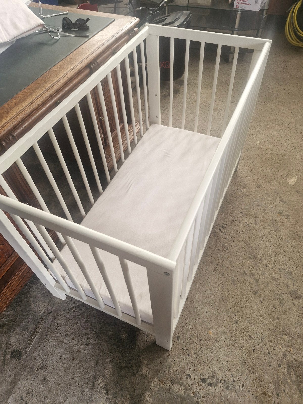 Magnifique lit bébé réglable en hauteur avec matelas, Enfants & Bébés, Enlèvement