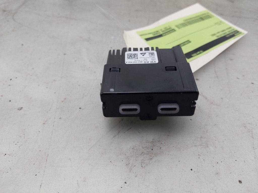 AUX/USB POORT Skoda Kamiq (01-2019/-) (|3G5035954A|), Gebruikt, Info@skoda-auto.de, Skoda, Max-Planck-Straße  3-5
64331  Weiterstadt, DE