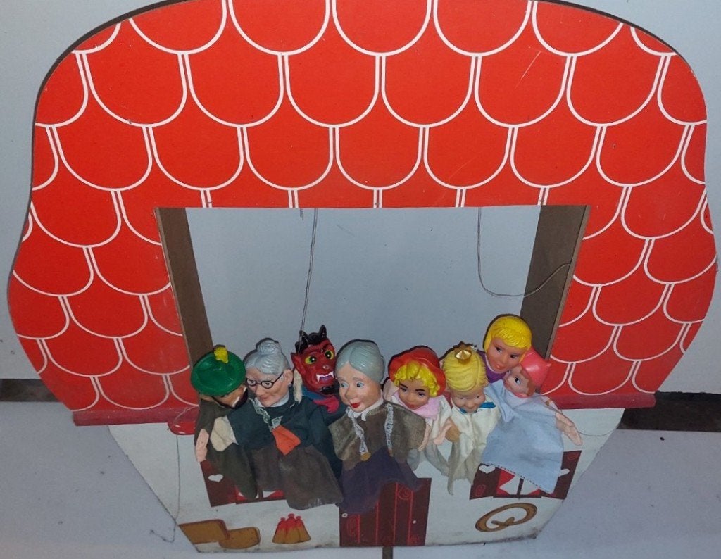 Vintage théâtre de marionnettes en bois avec 8 poupées, Enlèvement