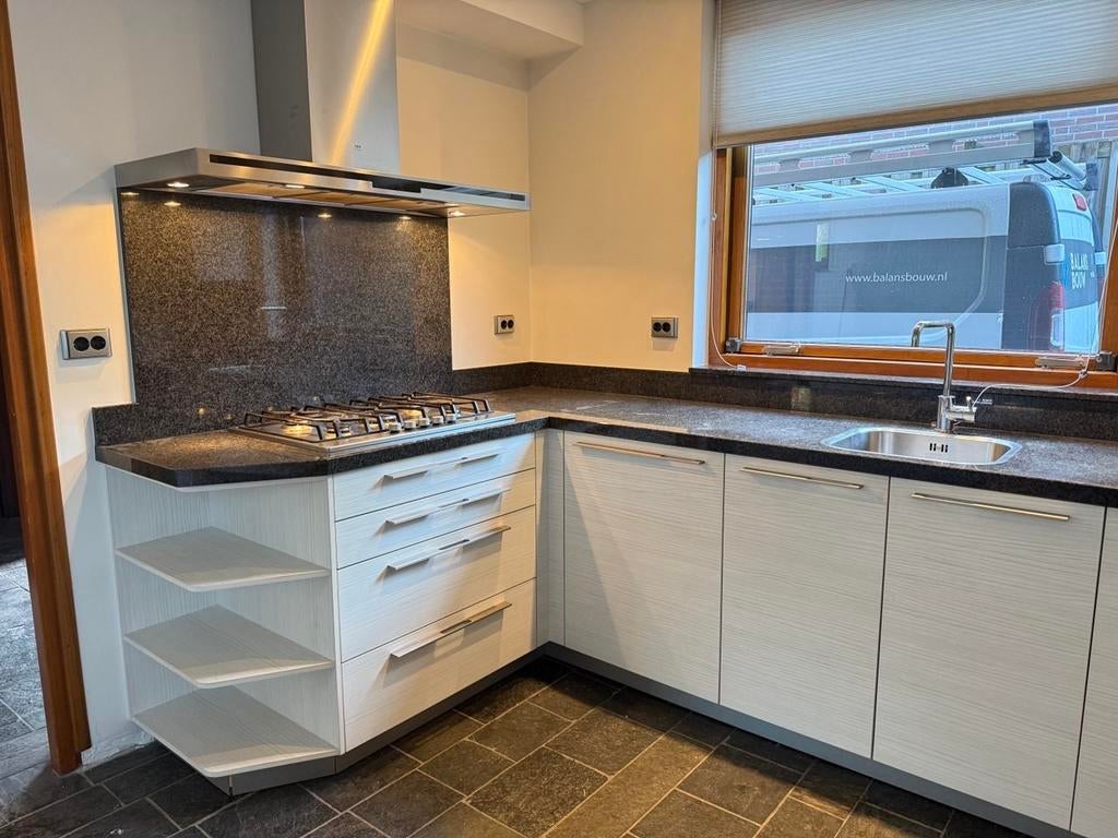 #5 Uitgeruste L-vormige keuken in zeer goede staat, Ophalen, Zo goed als nieuw, Graniet of Steen, Hoekkeuken