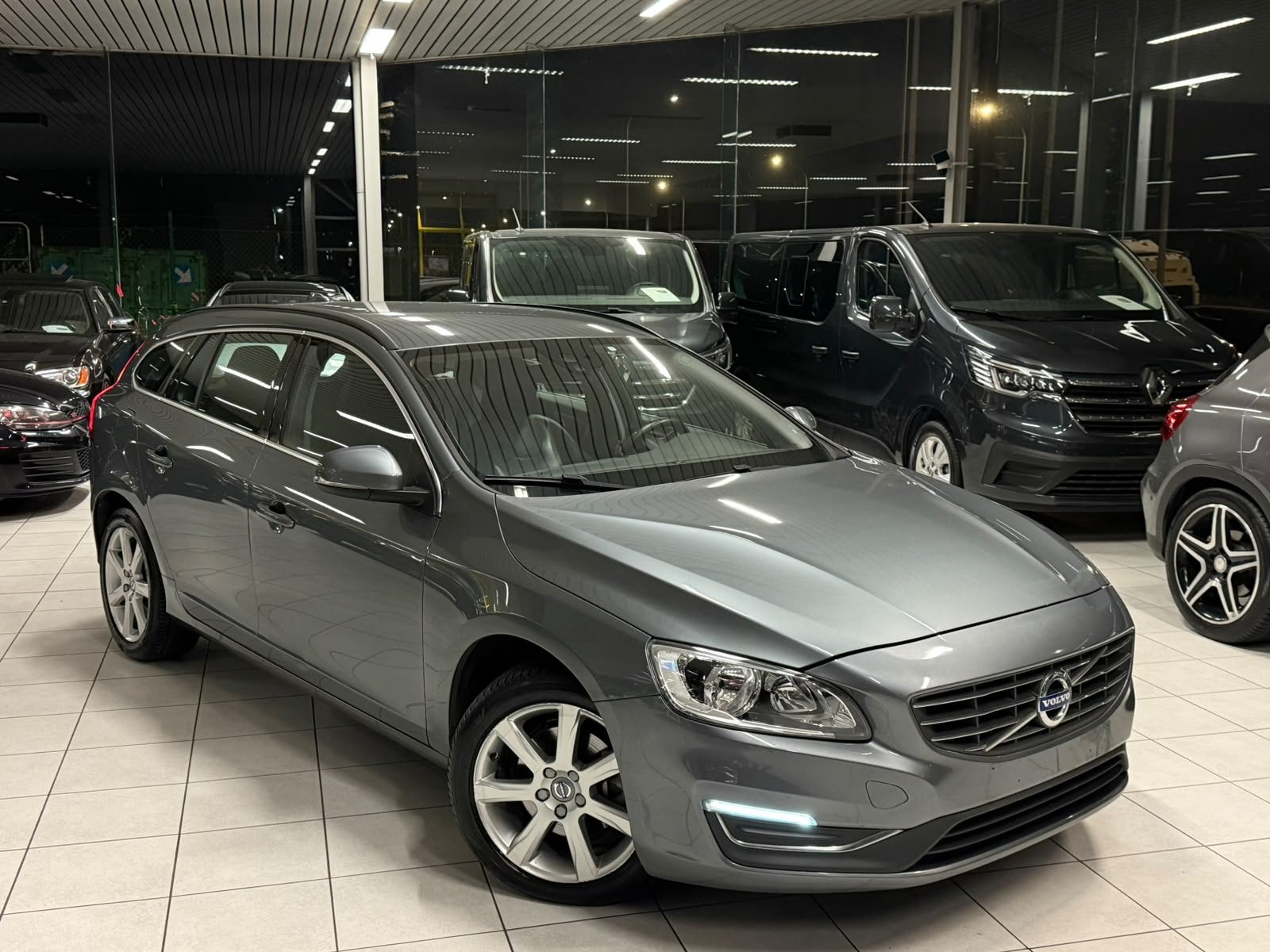 Volvo V60 D2 SIPS 2.0D 88kW Euro 6b, Autos, Argent ou Gris, Achat, 87 kW, Euro 6