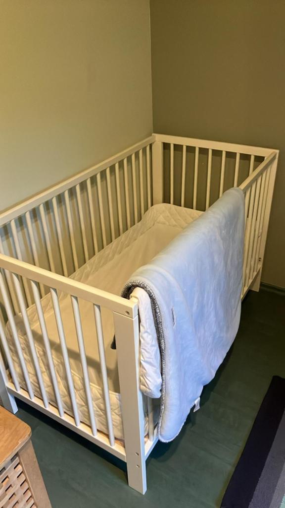 Lit bébé + table à langer, Enlèvement, Comme neuf, Matelas