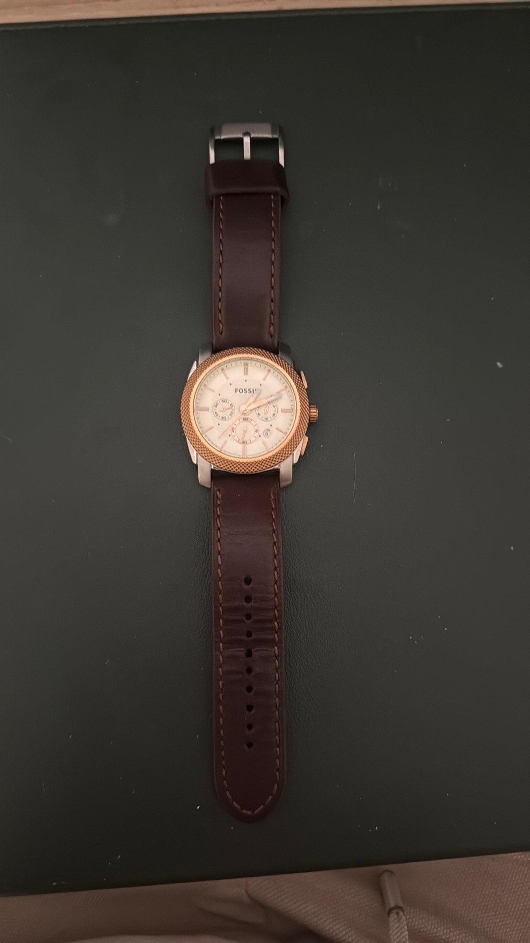 Fossil Herenhorloge met bruine lederen band (Werkt), Handtassen en Accessoires, Horloges | Dames, Ophalen, Zo goed als nieuw, Goud