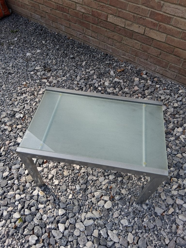 Petite table, Enlèvement