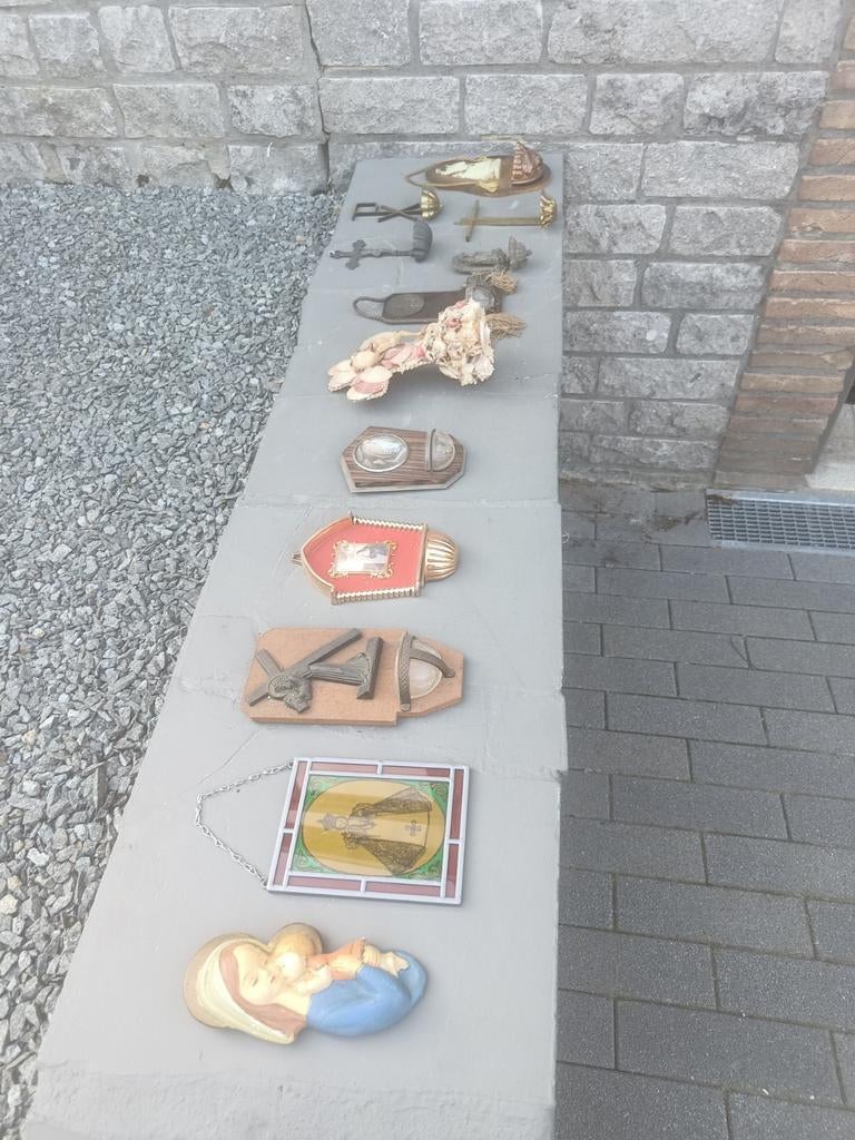 Lot van 12 wijwatervaatjes en religieuze voorwerpen, Antiek en Kunst, Ophalen