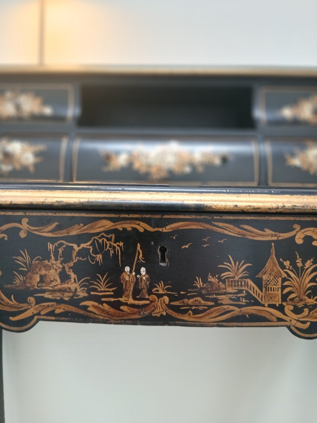 Kunstwerkje, zwart gelakt Lodewijk XV stijl secretaire, Enlèvement