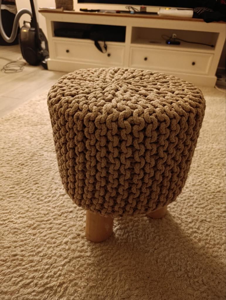 Stijlvolle gehaakte poef met houten pootjes – beige / modern, Huis en Inrichting, Zetels | Voetbanken en poefs, Ophalen