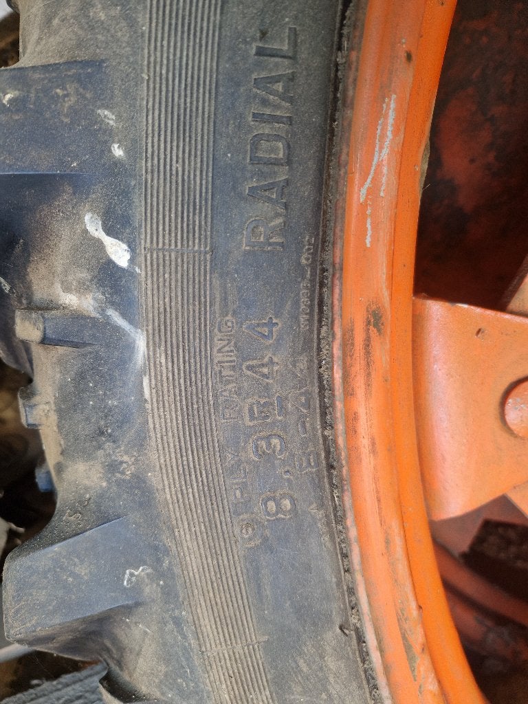 Deux pneus de tracteur étroits (8.3 R44), Enlèvement