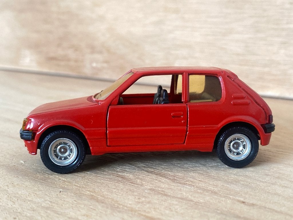 Solido Peugeot 205 1:43 | Made in France | Rood, Ophalen of Verzenden, Gebruikt, Auto, Solido