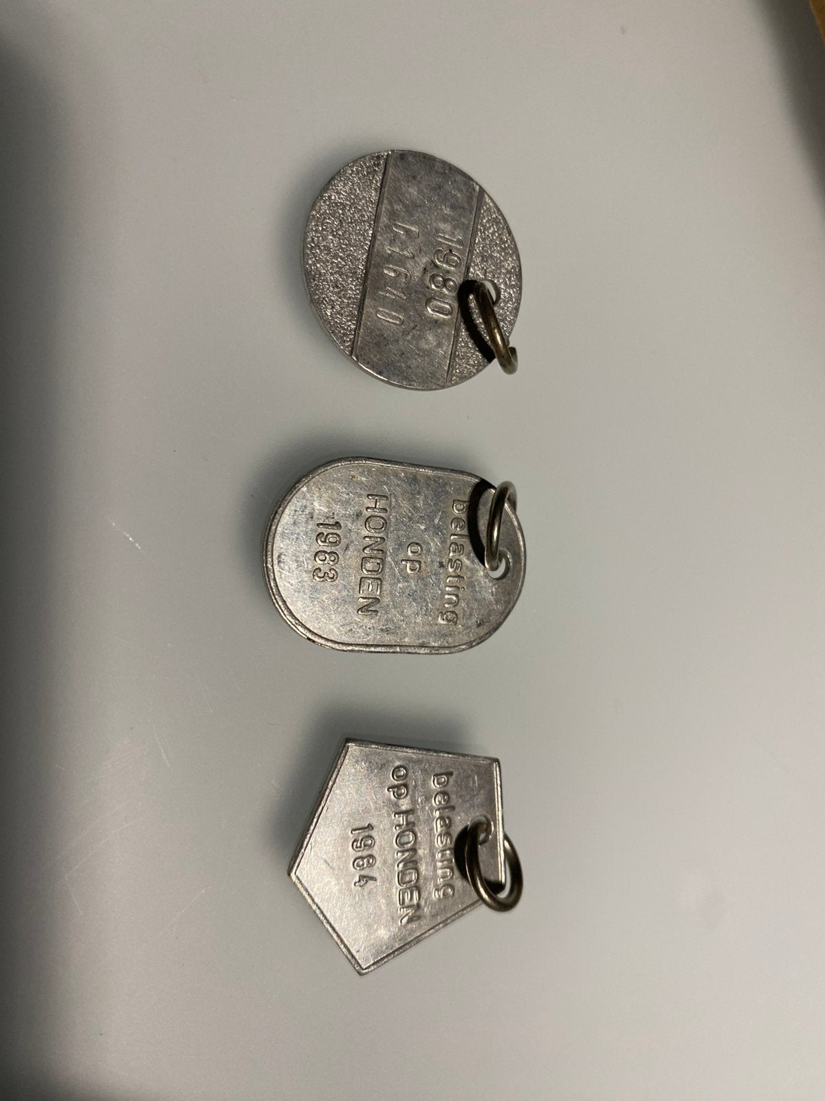 3 hondentaks penningen, Verzenden, Overige materialen