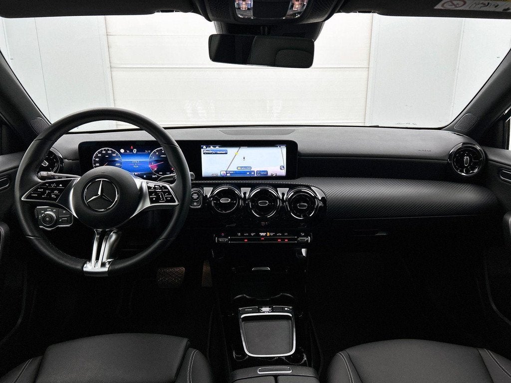 Mercedes-Benz A-klasse A 180 Essential Line | Verwarmde Zete, Auto's, Stof, Zwart, 4 cilinders, 136 pk