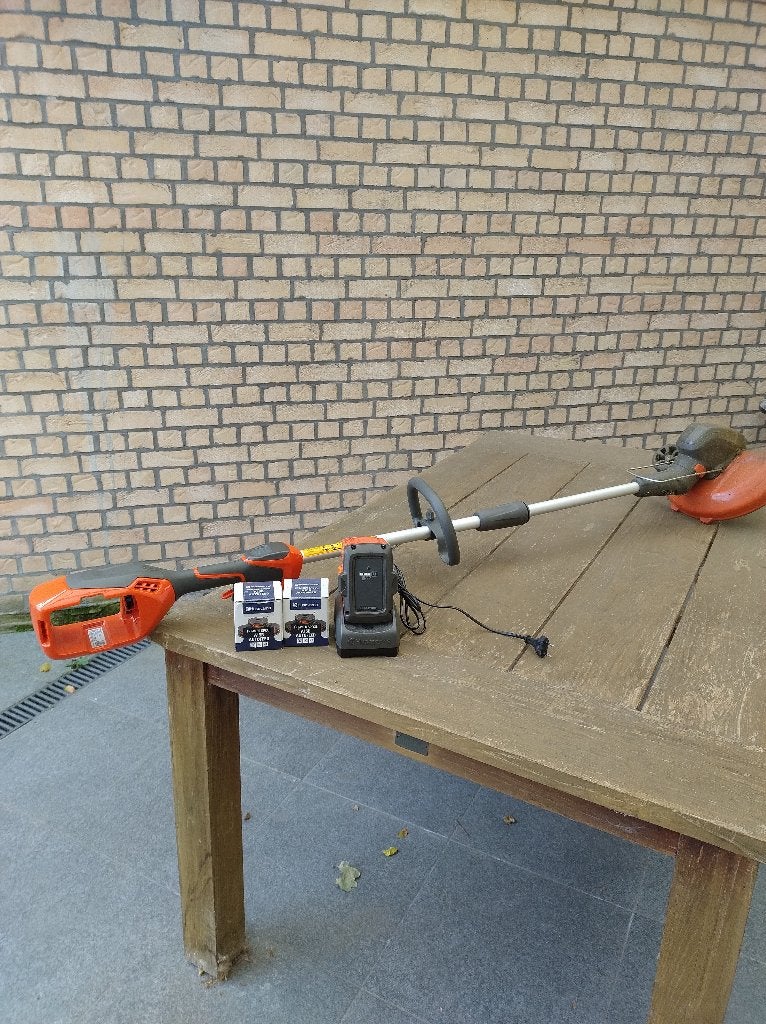 huysqvarna kantenmaaier met batterij en lader., Ophalen, Zo goed als nieuw, Accu, Husqvarna