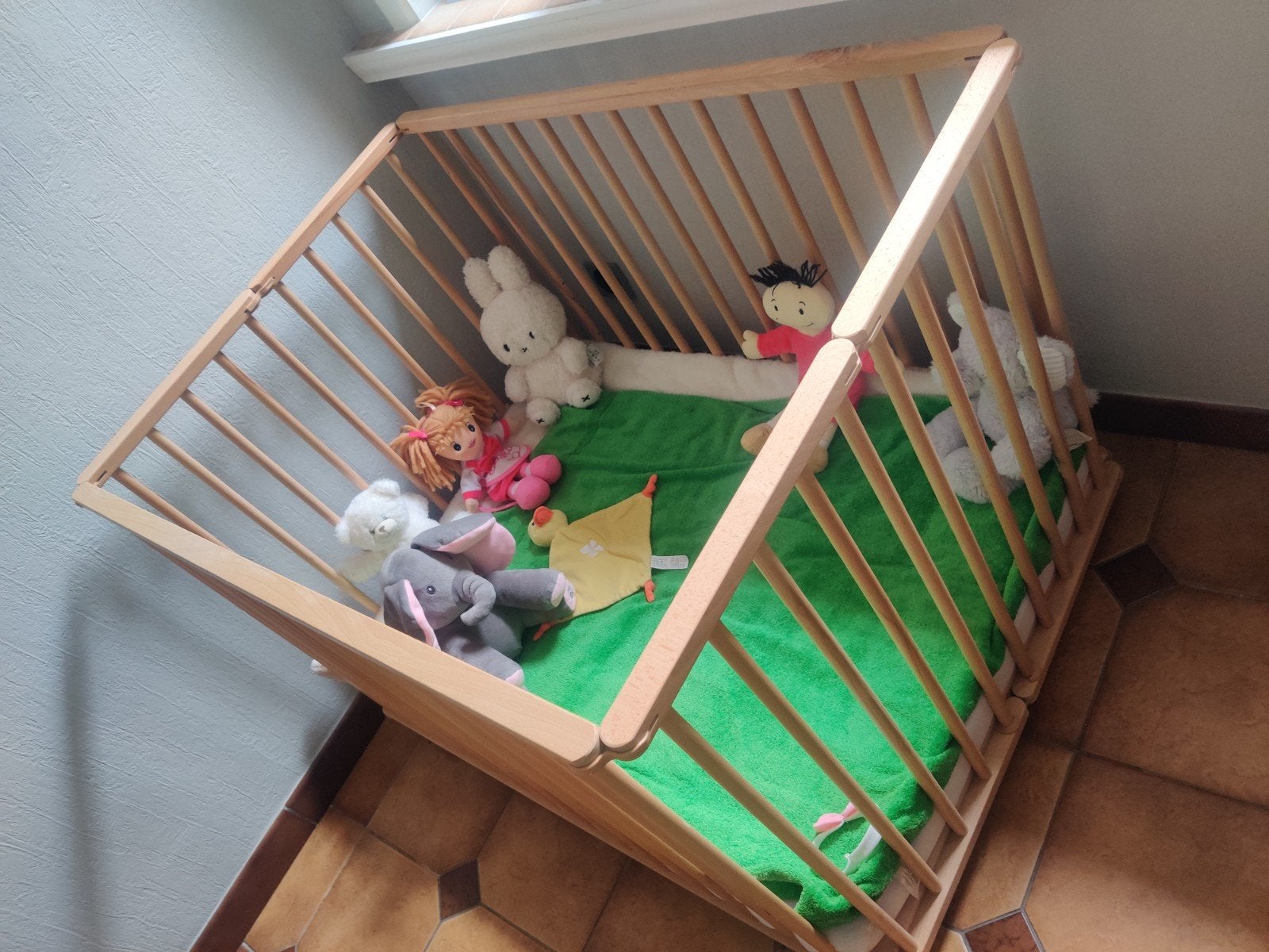 Coffret prénatal + matelas + couvre-matelas + tapis de parc, Enlèvement, Comme neuf, Roulettes