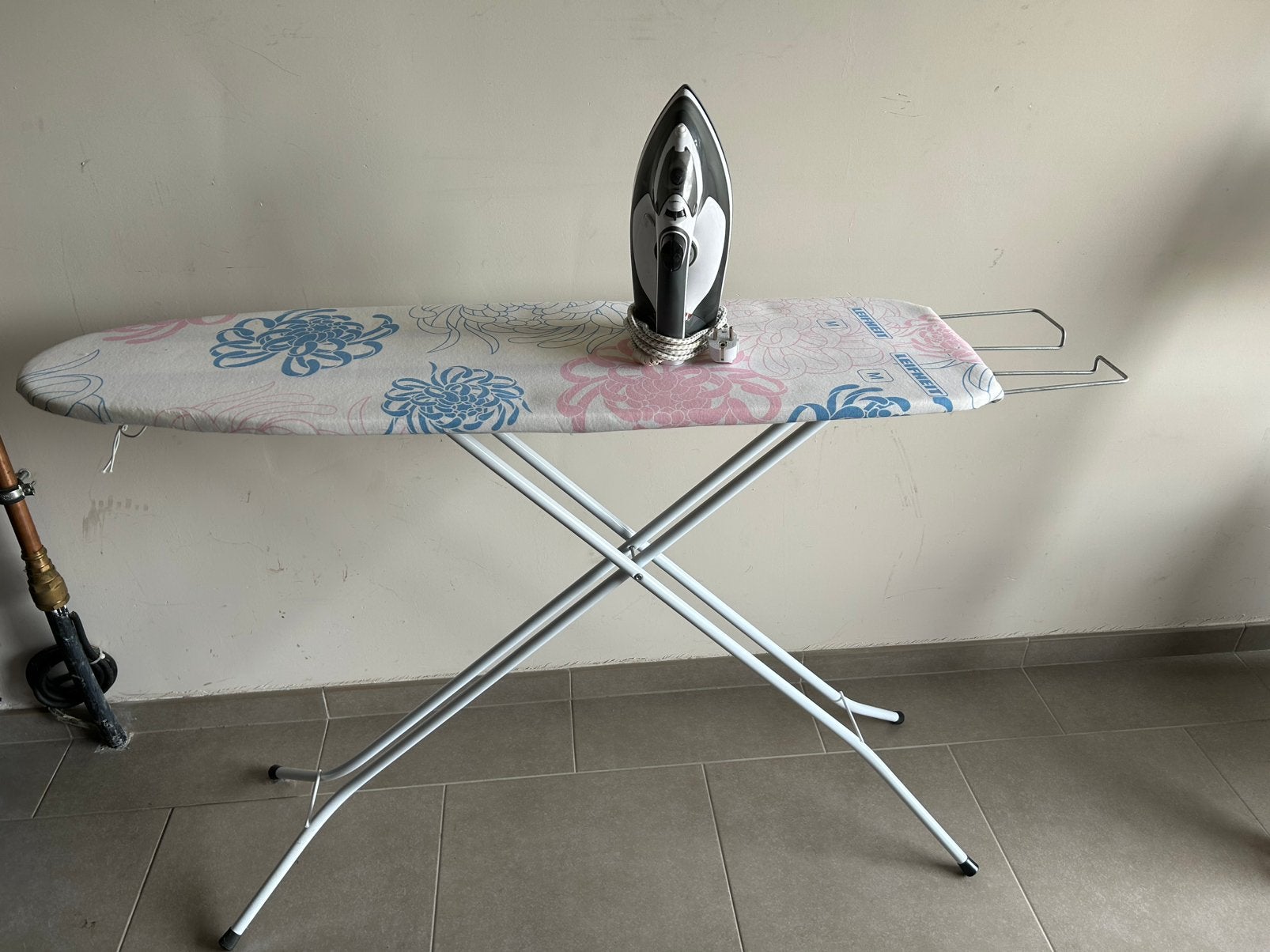 Strijkplank met strijkijzer, Elektronische apparatuur, Strijkijzers en Strijkplanken, Ophalen, Zo goed als nieuw, Strijkijzer met snoer