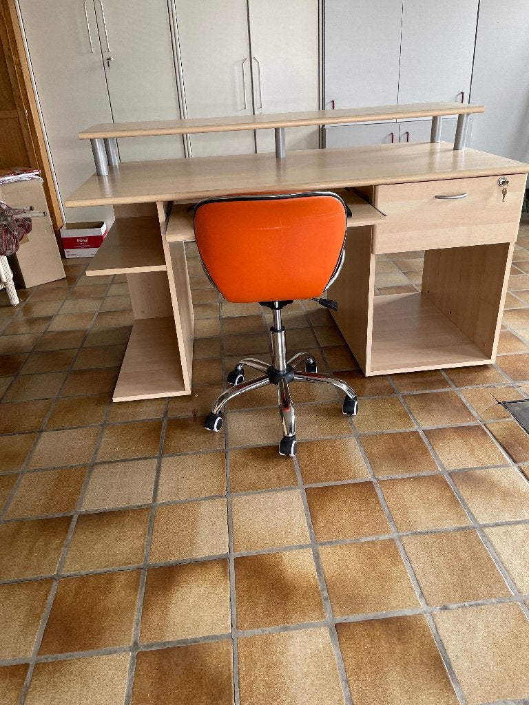 bureau met stoel en kast, Ophalen