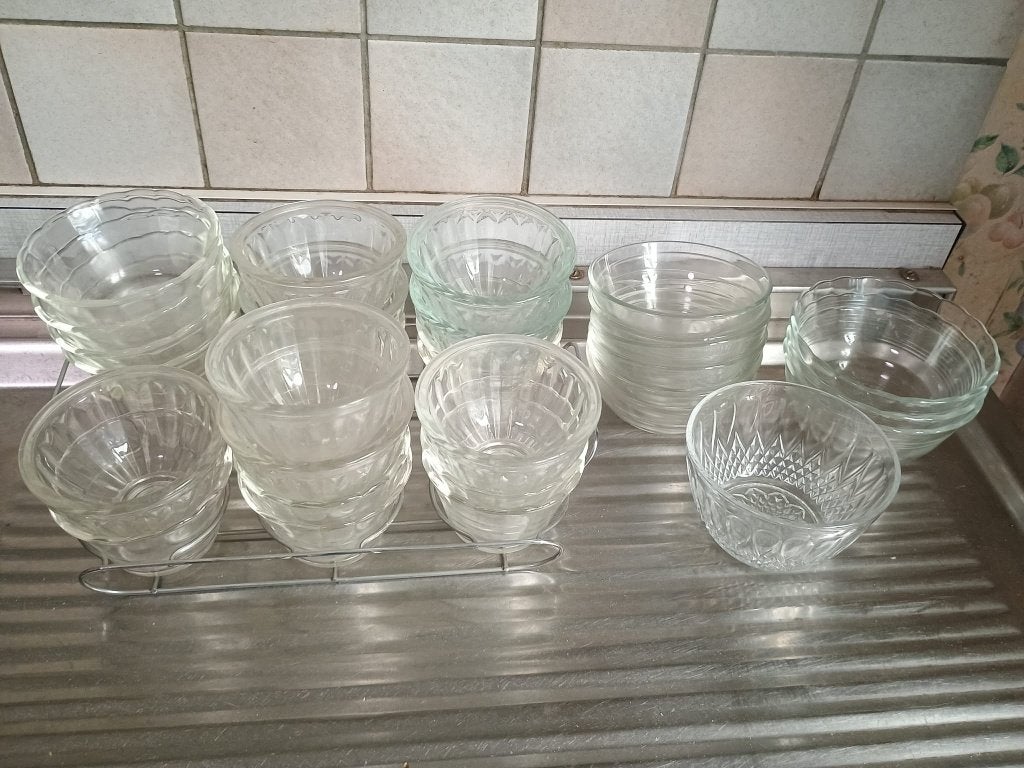 Set van 30 kopjes en ramekins, Huis en Inrichting, Ophalen, Gebruikt, Klassiek, Overige typen