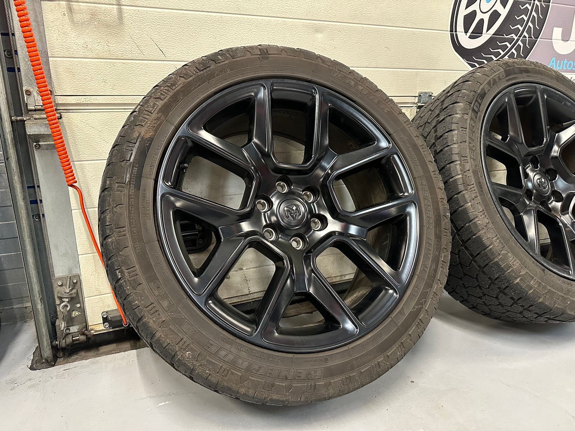 22inch Originele Dodge Ram Black Limited 1500 Velgen! TMPS Z, Autos : Pièces & Accessoires, Pneus & Jantes, Pneus et Jantes, 4 Saisons