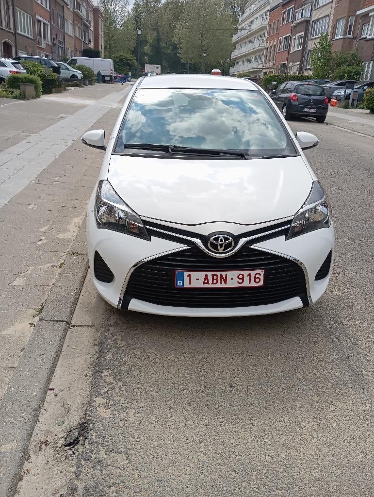 Toyota Yaris essence autom. 32800 km carpass, Autos, Achat, Euro 6, Carnet d'entretien, Noir