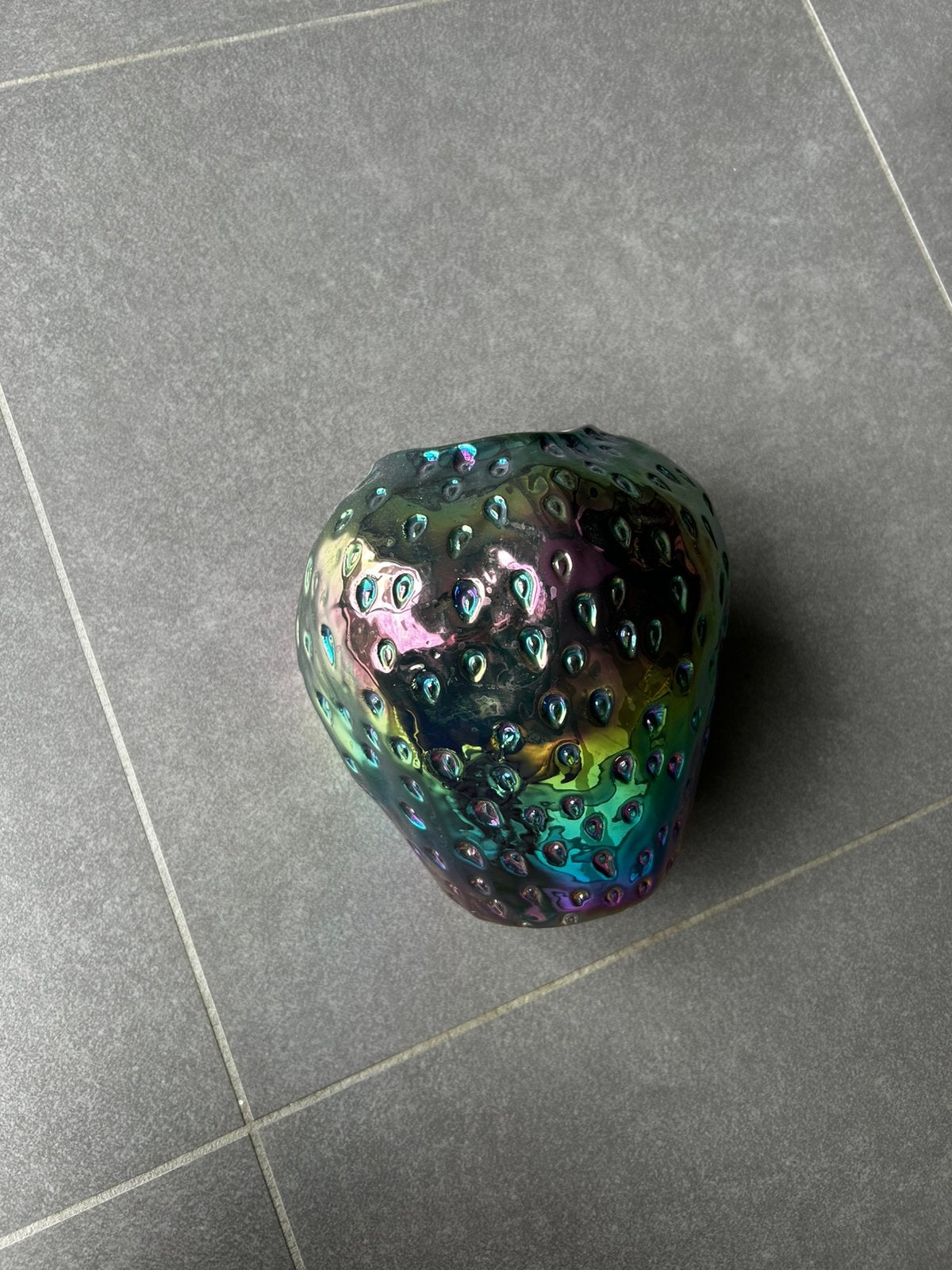 Glimmende aarbeivormige vaas, Huis en Inrichting, Woonaccessoires | Vazen, 25 cm, Ophalen of Verzenden, Zo goed als nieuw, Meerkleurig