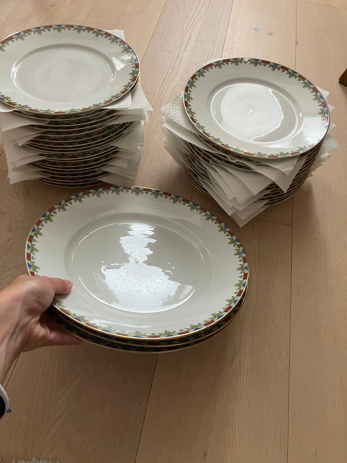 Lot 33 assiettes et 3 plats de service porcelaine Limoges, Antiek en Kunst, Ophalen