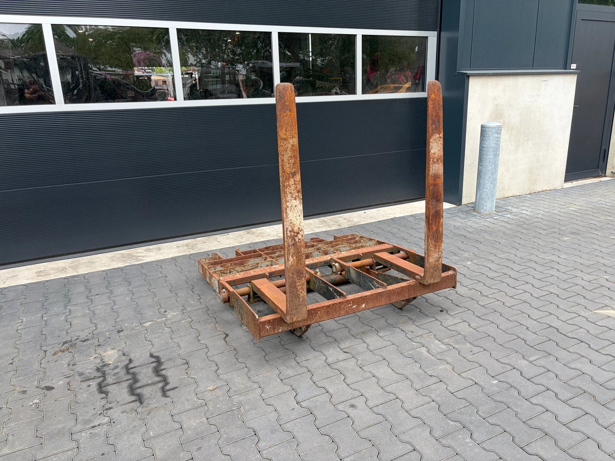 Bobcat vorkenbord, Zakelijke goederen