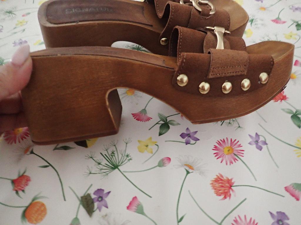 klompjes sandalen maat 37 merk Singature, Neuf, Enlèvement ou Envoi, Brun, Signature