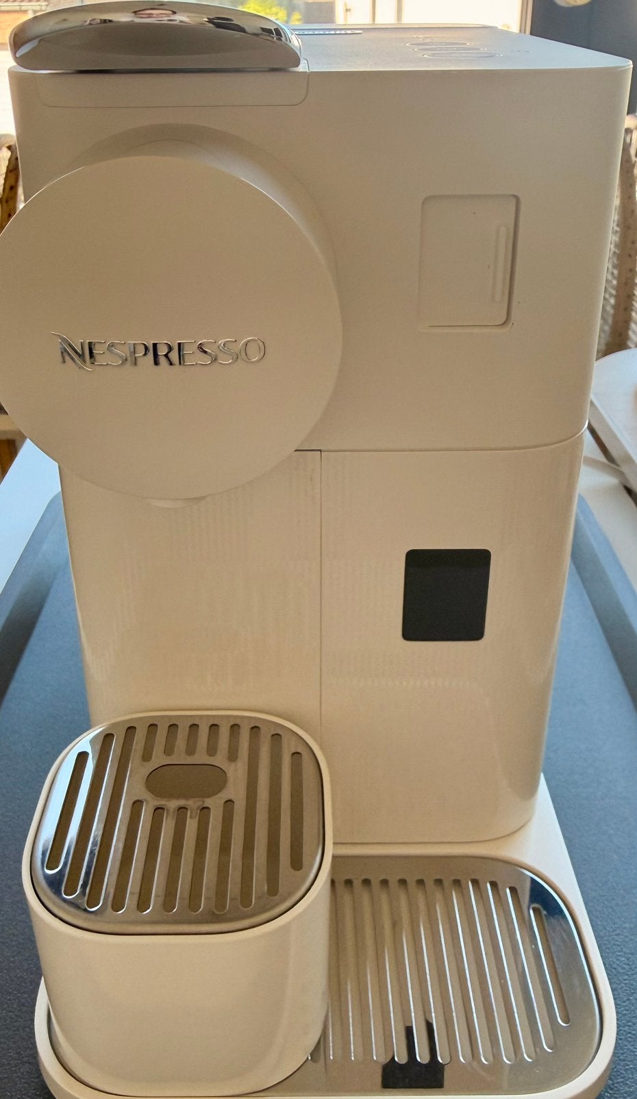 De Longhi Nespresso - Lattissima One, Elektronische apparatuur, Koffiezetapparaten, Zo goed als nieuw, Koffiepads en cups, Espresso apparaat