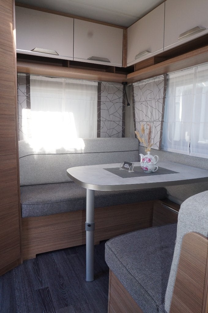 Magnifique Knaus pour 4pers. avec auvent, lit double, siège, Caravanes & Camping, Jusqu'à 4, Entreprise, Lit transversal, Siège de train