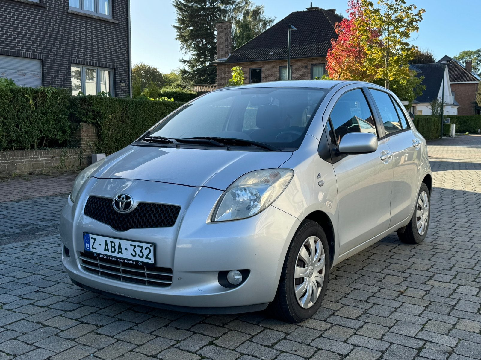 Toyota Yaris 1.3 essence , airco , Gps ,156.000km , 10.2008, Autos, Argent ou Gris, Achat, Entreprise, Entretenue par le concessionnaire