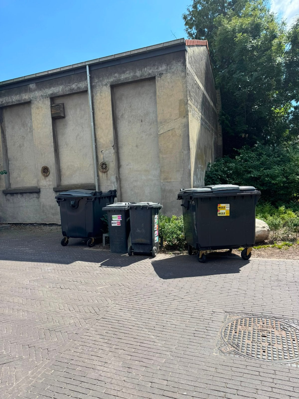 Gratis af te halen – 2 grote zwarte vuilcontainers, Enlèvement