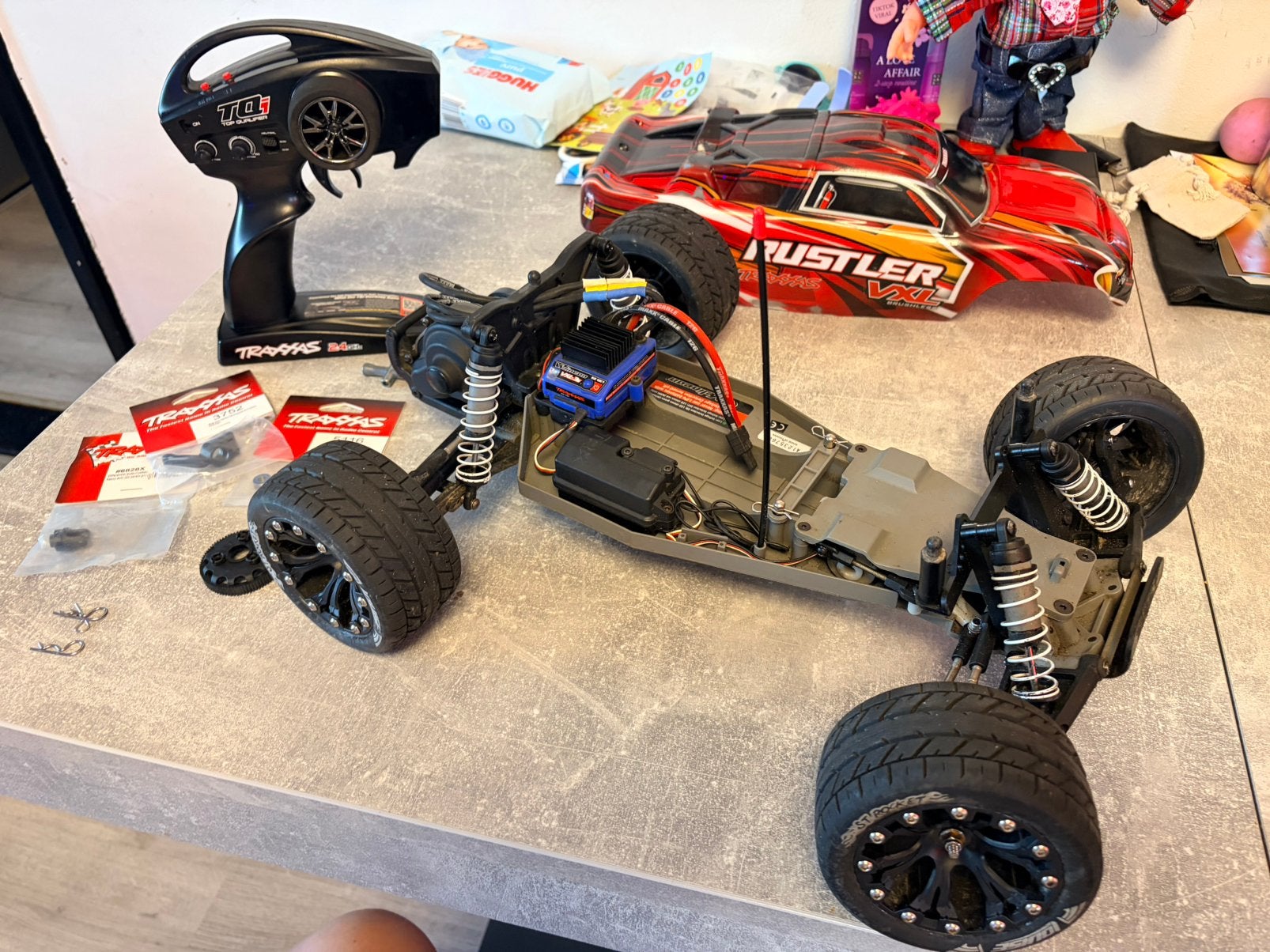 Traxxas Rustler VXL-3s 1:10. Incl zenderset en lousie straat, Hobby & Loisirs créatifs, Modélisme | Radiocommandé & Téléguidé | Voitures