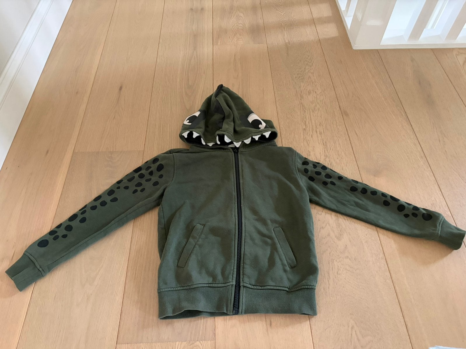 Vest draak/dino H&M maat 122/128, Kinderen en Baby's, Ophalen of Verzenden, Jongen, Trui of Vest