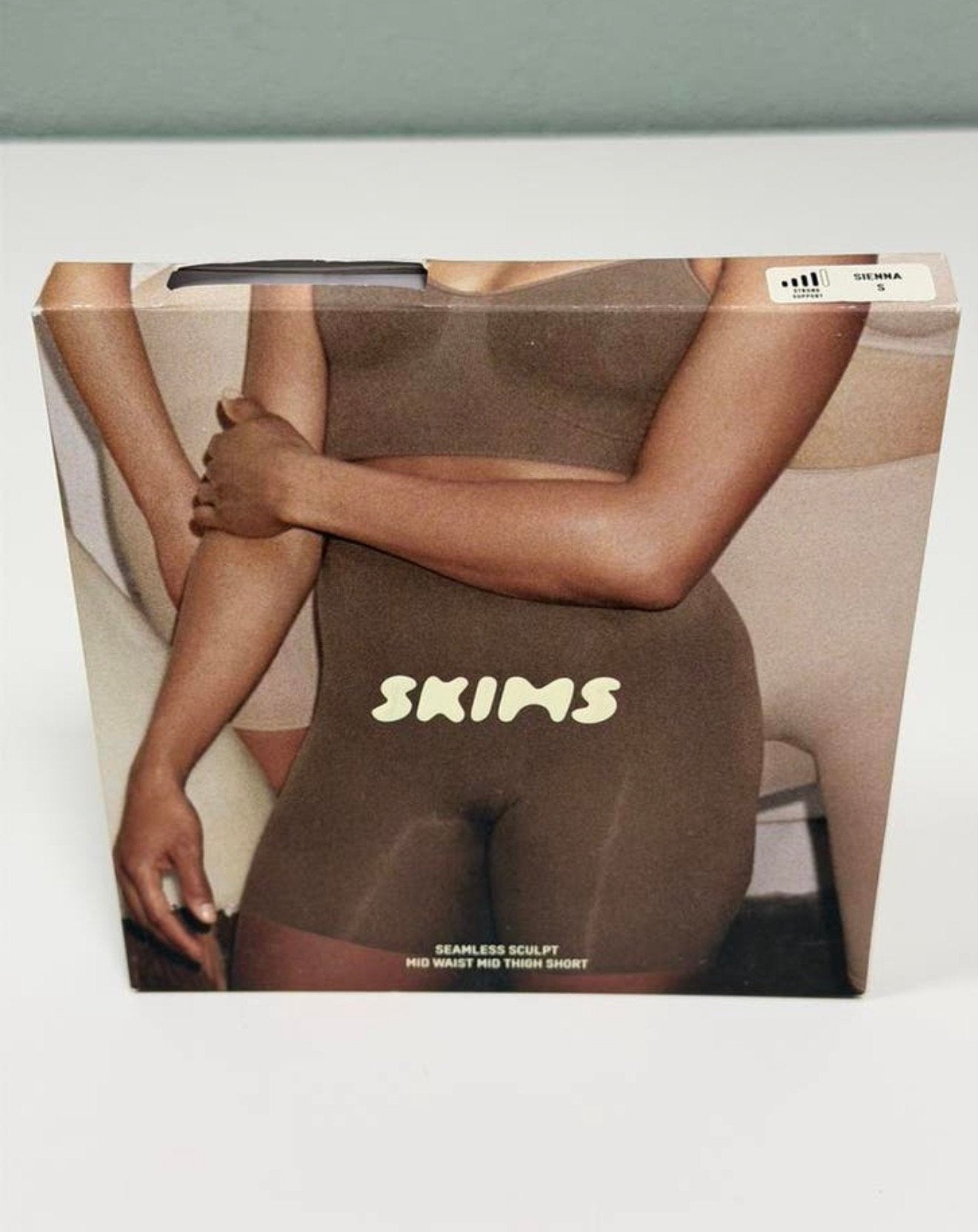SKIMS Seamless Sculpt Short maat S - Sienna Nieuw in doos, Kleding | Dames, Ondergoed en Lingerie, Ophalen of Verzenden, Beige