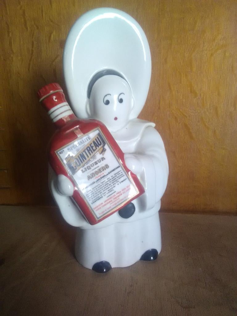 Ancienne bouteille publicitaire cointreau, Enlèvement