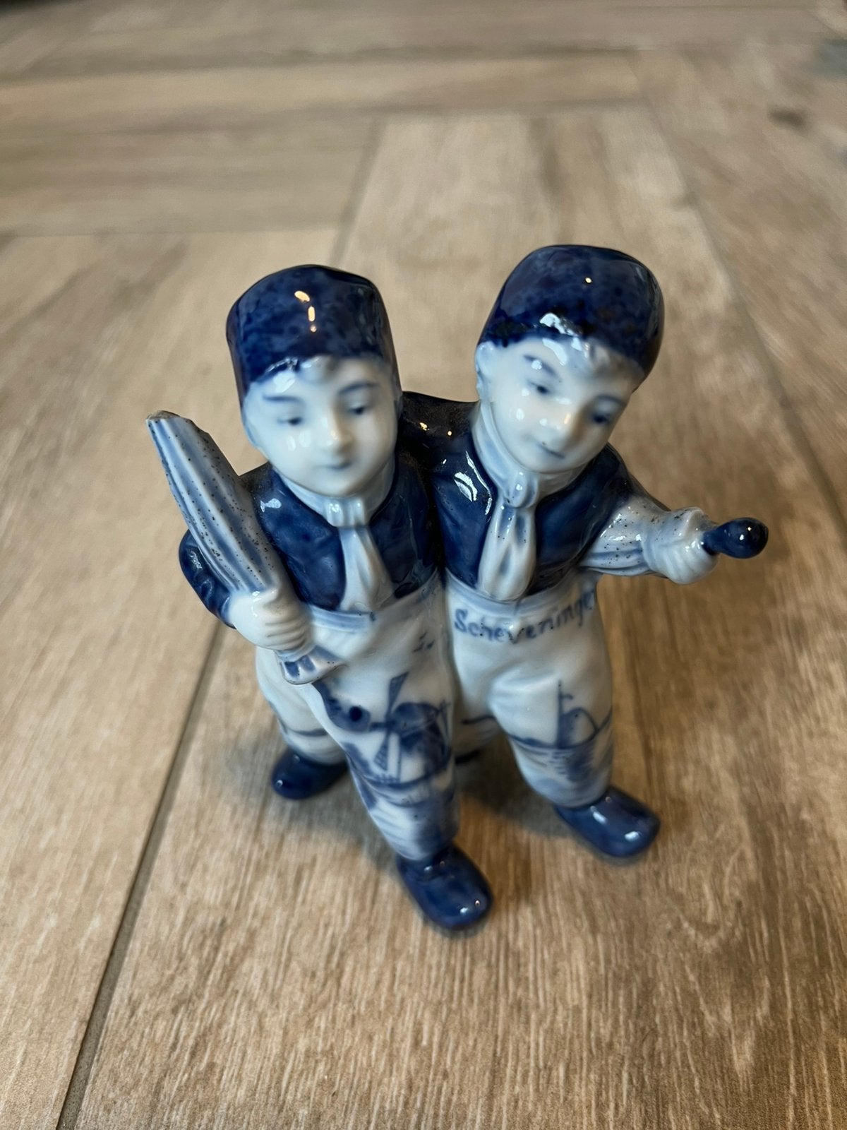 Delfts blauw beeldje van 2 mannen met paraplu- Scheveningen, Verzamelen, Ophalen of Verzenden