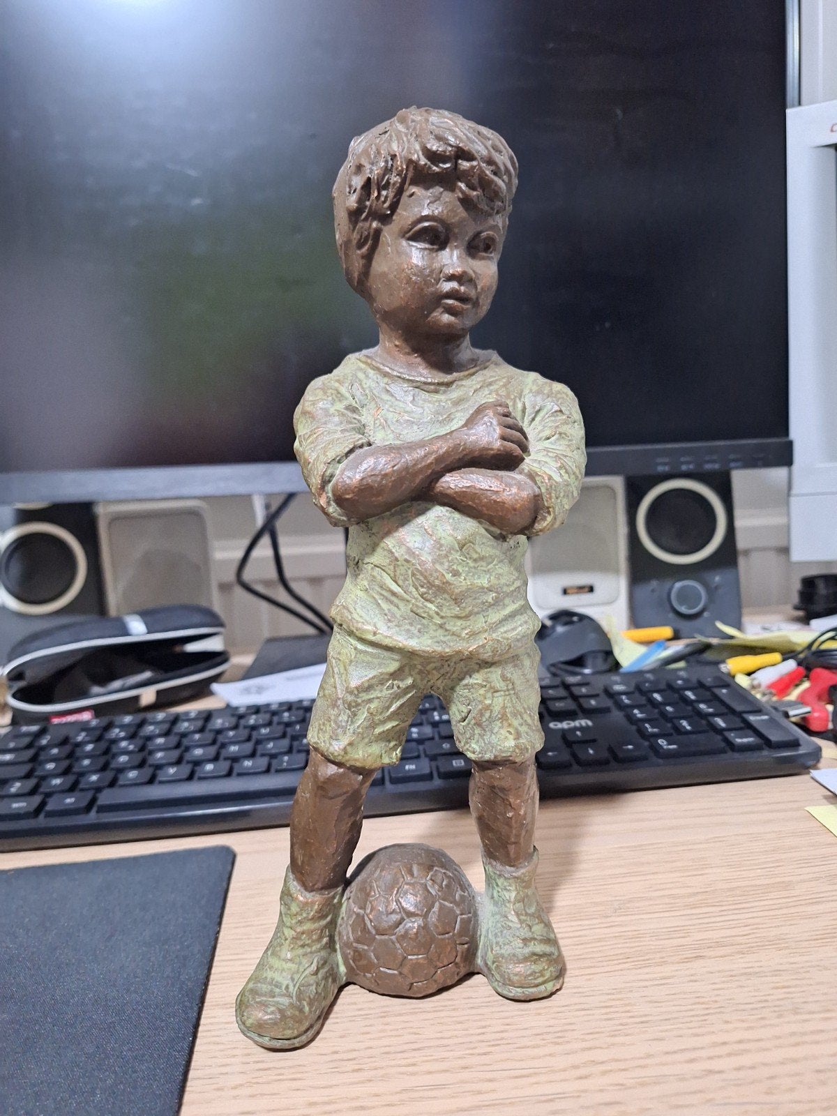 Beeld jongen met voetbal Geert Kunen, Ophalen, Zo goed als nieuw, Figuur of Figuren
