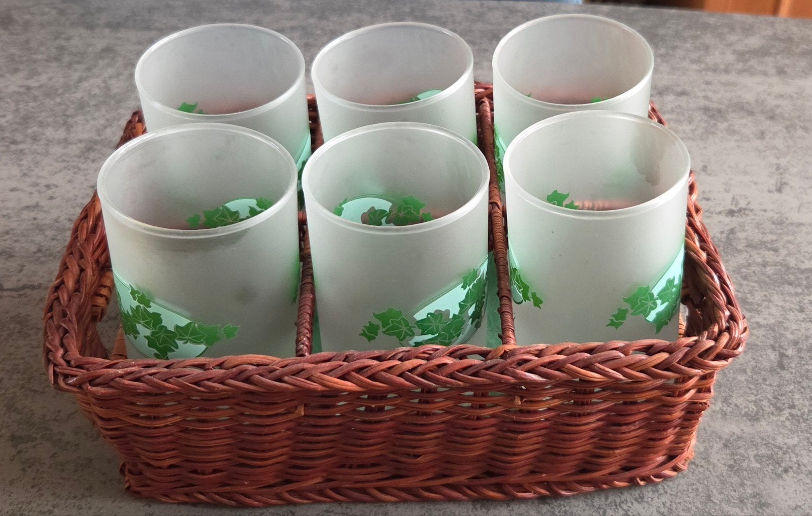Set van 6 matte glazen in rieten mand, Huis en Inrichting, Ophalen