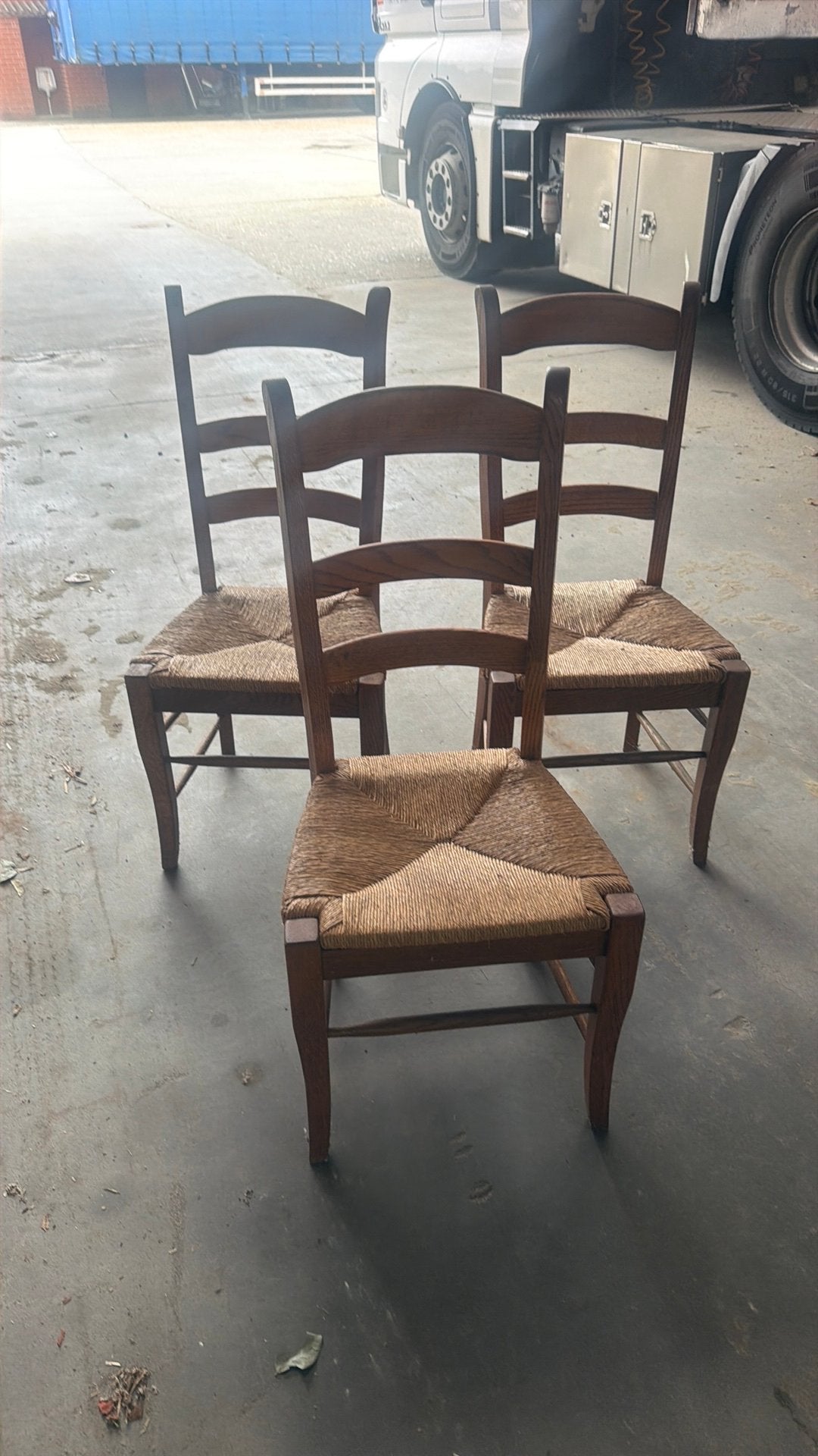 Stoelen met rieten zitting, Enlèvement