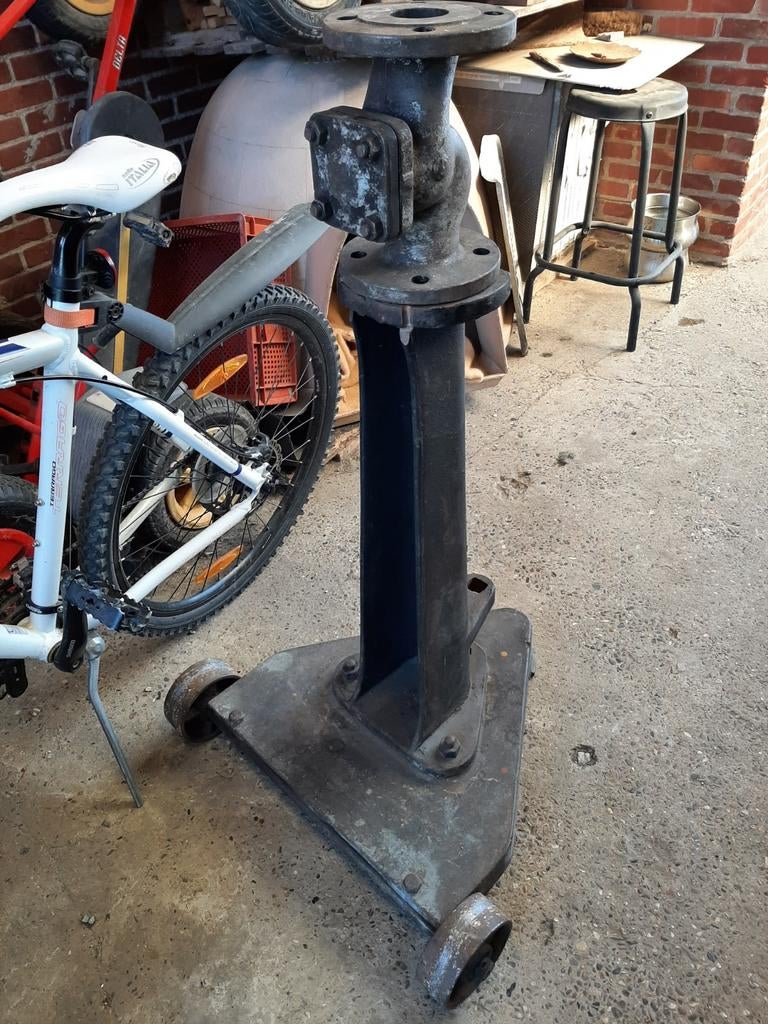 Base lourde en fonte ancienne avec roues, Enlèvement