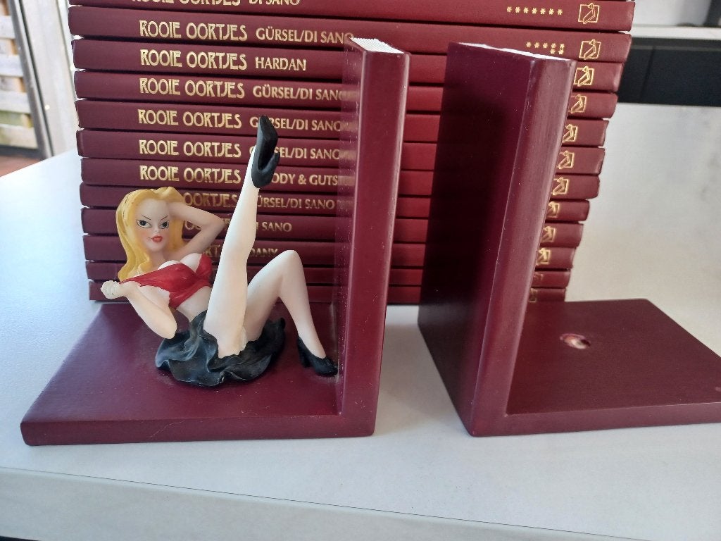 Rooie Oortjes 25 stuks (1 tem 19) +  boekenstandaard, Ophalen, Zo goed als nieuw, Meerdere stripboeken, Diverse Auteurs