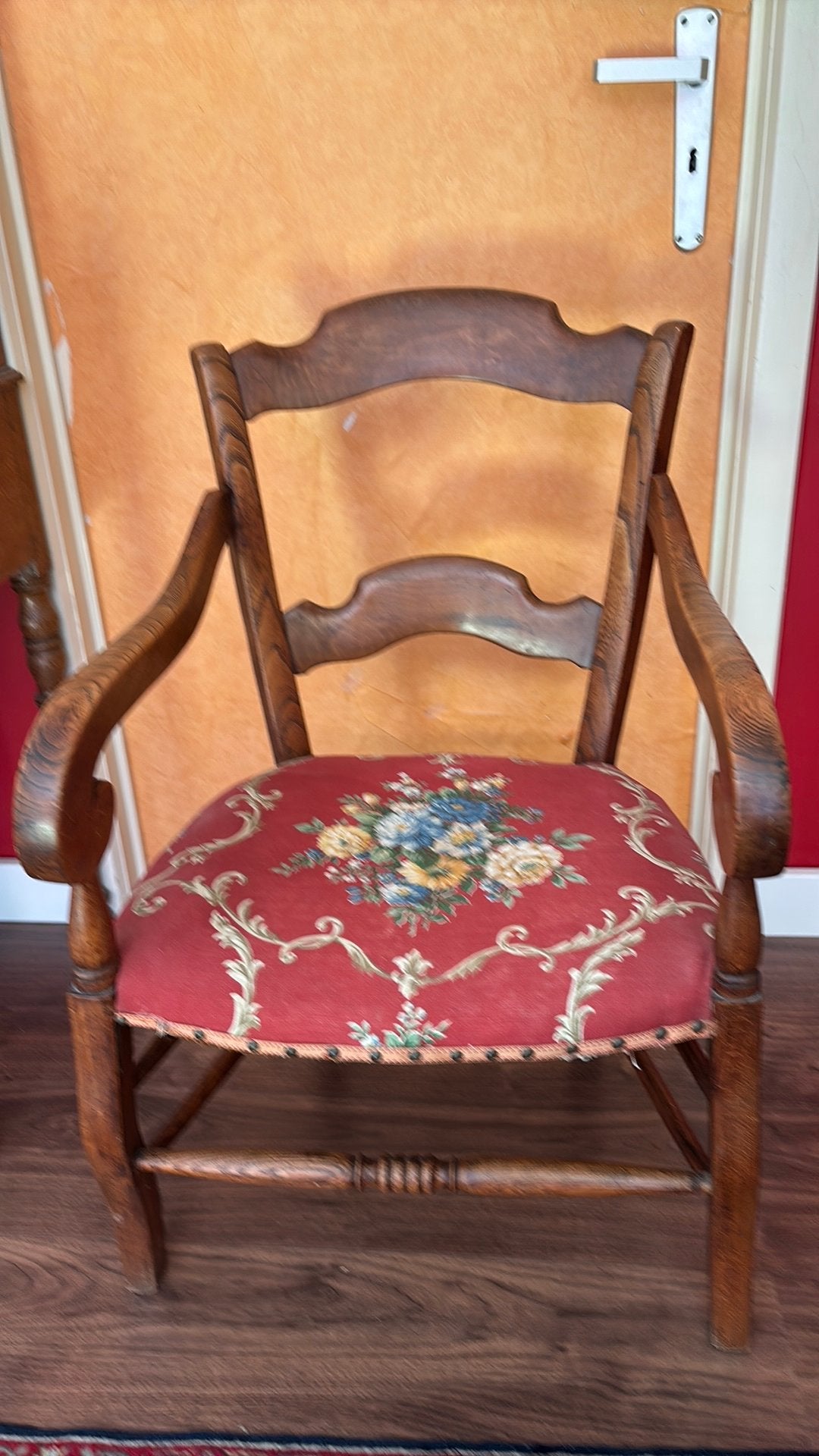 Petit fauteuil fleuri, Enlèvement