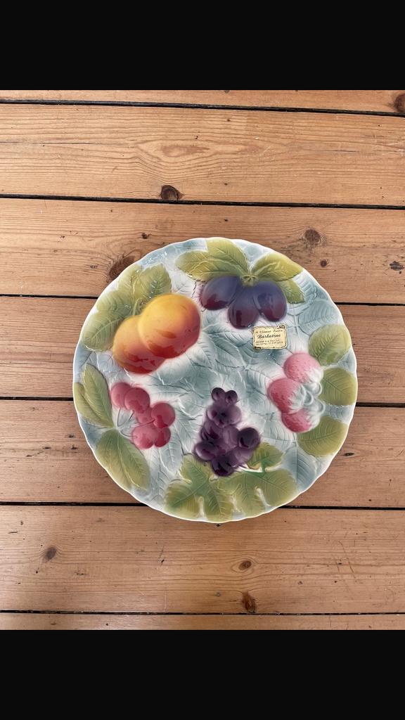 Assiette en barbotine St Clément, peinte a la main, Antiquités & Art, Enlèvement