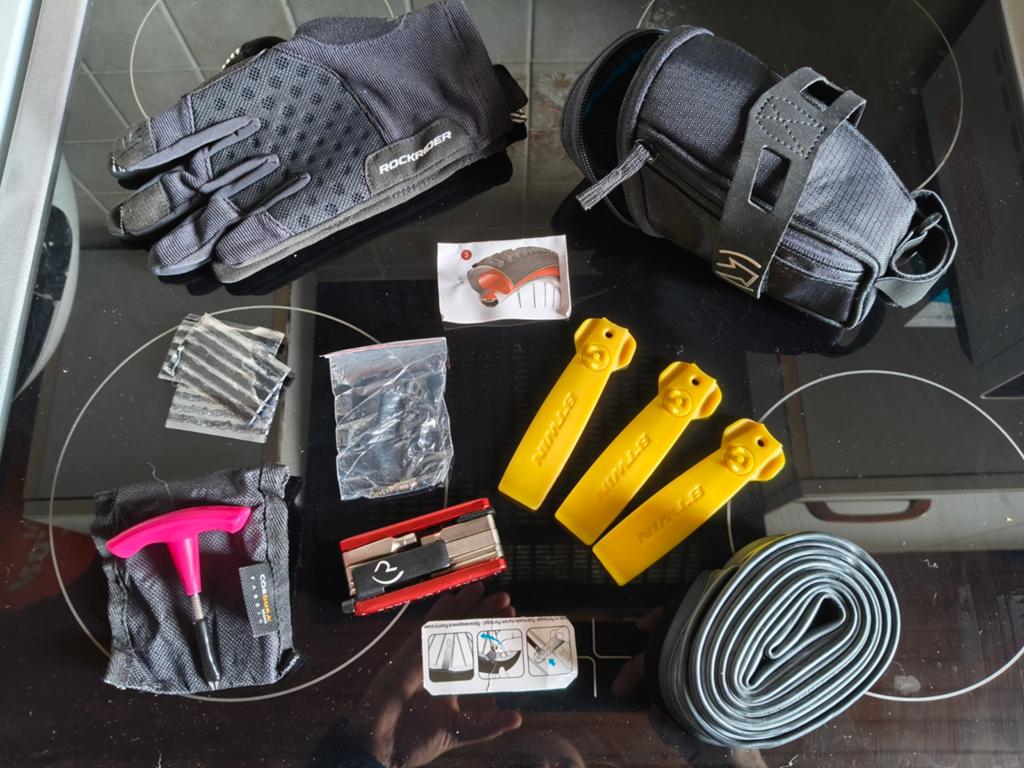 Sacoche vélo réparation pneu + gant (taille M), Fietsen en Brommers, Fietsaccessoires | Fietstassen, Ophalen of Verzenden