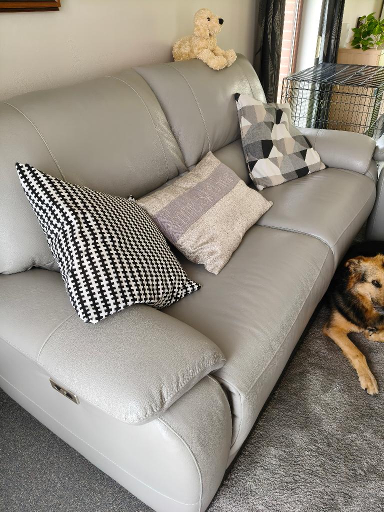 Leder zetel  licht grijs een jaar oud met twee relax, Huis en Inrichting, Zetels | Zetels, Ophalen, Leer