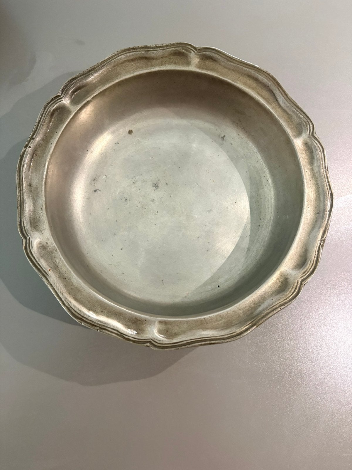 Coupe à fruits / Plat tripode vintage en étain, Envoi