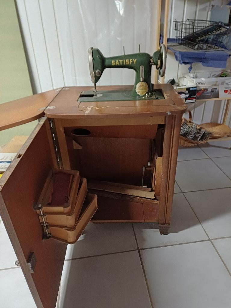 Naaimachine in houten meubel, Ophalen